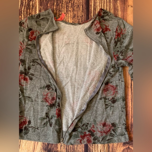 Eight Sixty Women's Long Sleeve Back Zippered Gray Floral Blouse Size: S - Picture 6 of 7
